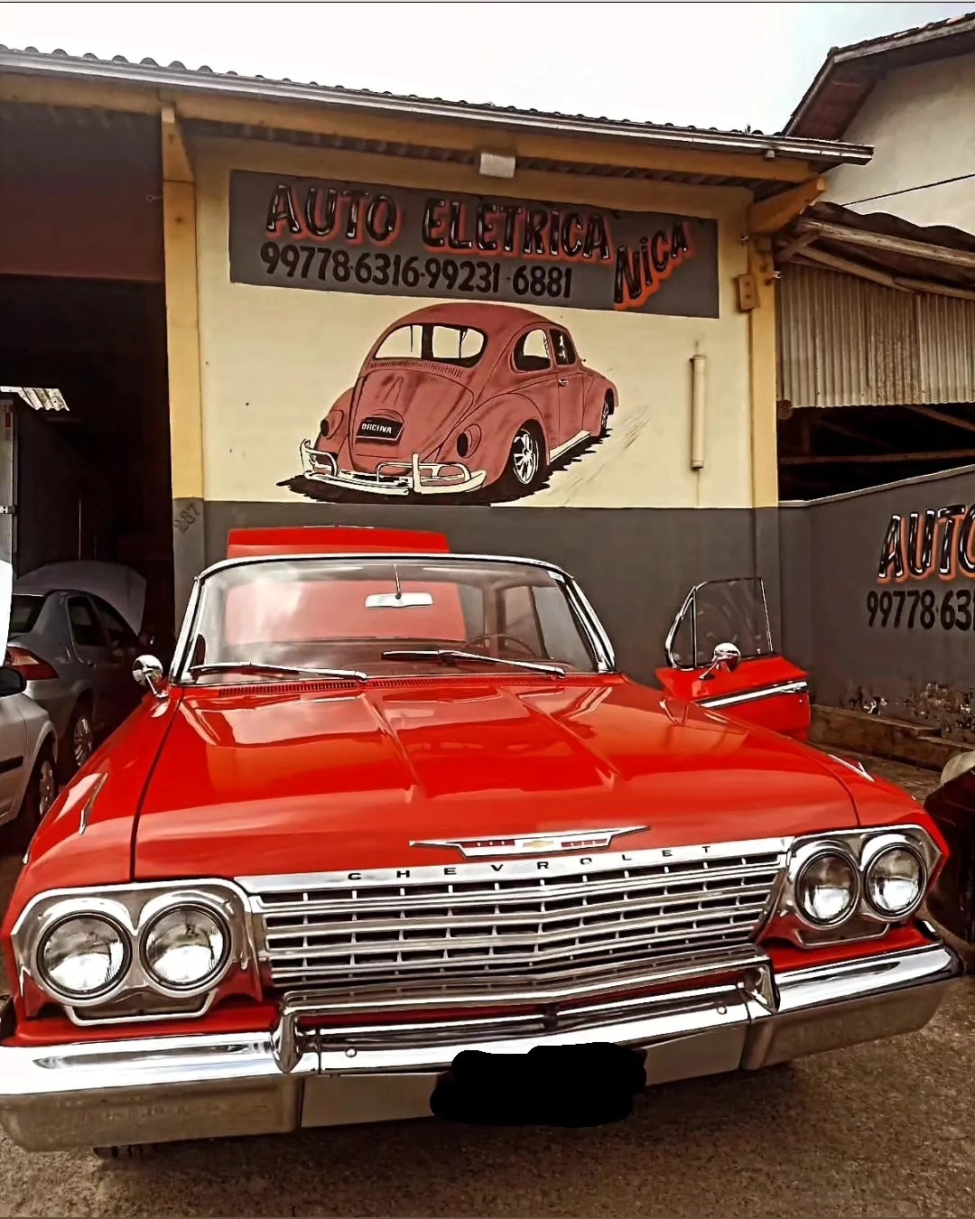Fachada da Auto Elétrica Nica com carro clássico vermelho